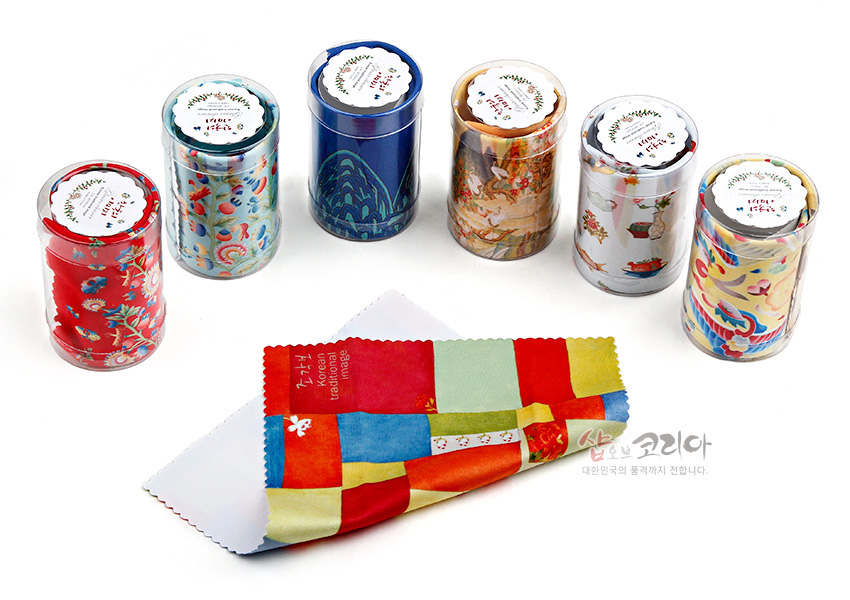 [텍스트: Korean traditional image] 알록달록한 조각보 패턴이 인쇄된 극세사 재질 안경닦이와 전통 문양이 둘러진 원통형 케이스 구성 이미지