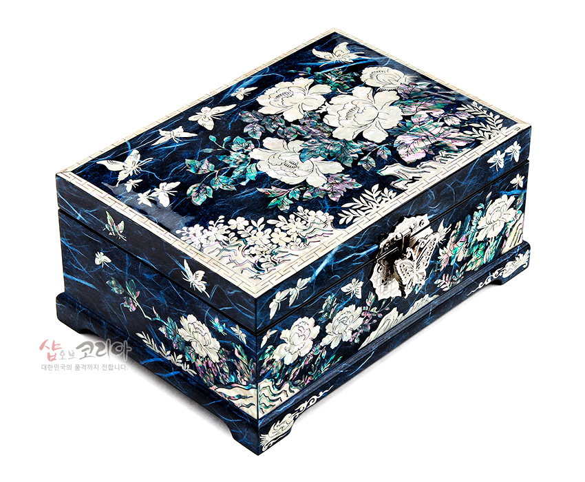 [텍스트: 샵오브코리아 대한민국의 품격까지 전합니다] 짙은 청색 옻칠 바탕에 자개 상감으로 목단꽃과 나비 문양을 정교하게 장식한 직사각 보석함 형상
