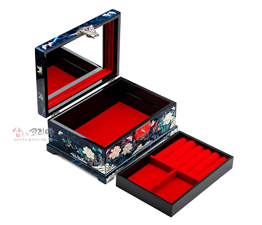 [텍스트: 샵오브코리아 대한민국의 품격까지 전합니다] 짙은 청색 옻칠 바탕 위 목단과 나비 자개 상감, 내부 붉은 펠트와 거울, 분리형 수납 트레이가 조화를 이룬 직사각형 보석함 이미지 설명
