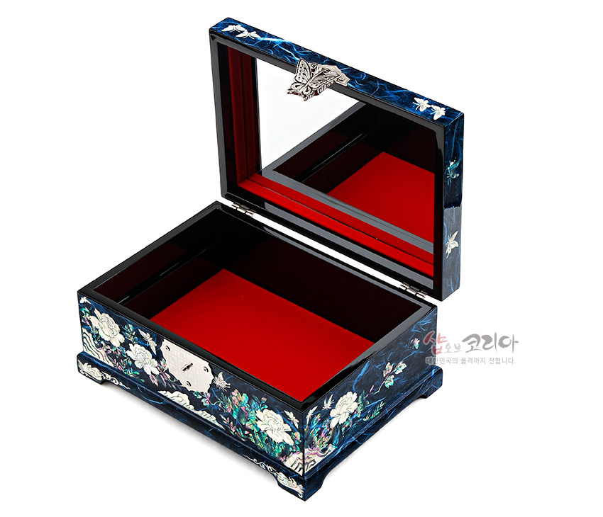 [텍스트: 샵오브코리아 대한민국의 품격까지 전합니다.] 짙은 청색 옻칠 바탕 위 자개 상감으로 목단과 나비 문양을 장식하고 내부를 붉은 색으로 마감한 직사각형 보석함 구성