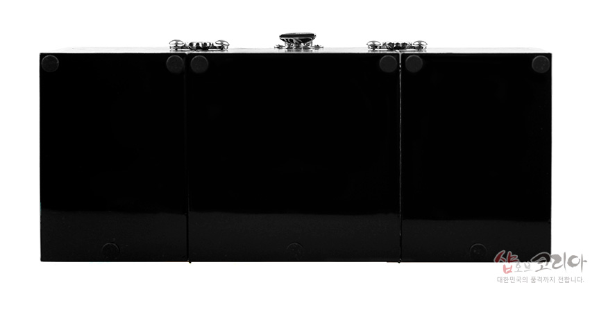 [텍스트: 샵오브코리아 대한민국의 품격까지 전합니다.] 흑색 옻칠 마감의 3폭 쌍합보석함 뒷면, 매끄러운 광택과 단정한 직사각형 구성의 전통 공예함 모습