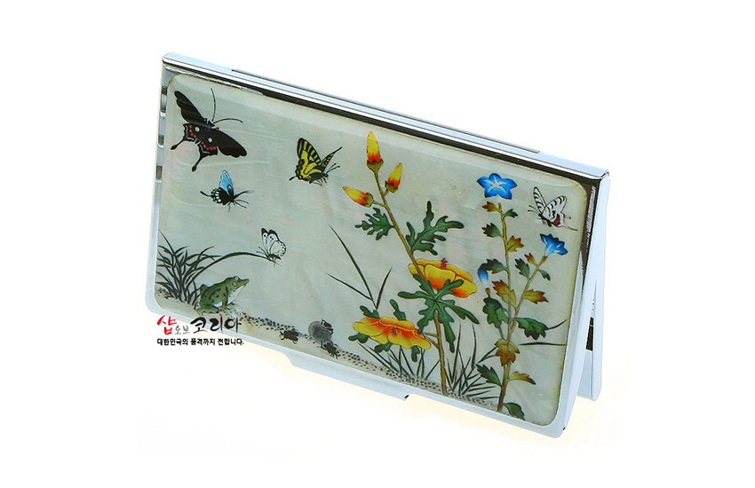 [텍스트: 샵오브코리아 대한민국의 품격까지 전합니다.] 자개 상감 기법으로 표현된 초충도, 다채로운 꽃과 나비·개구리 문양이 은은한 금속 명함집 디자인