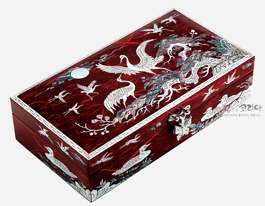 [텍스트: 샵오브코리아 대한민국의 품격까지 전합니다.] 붉은 옻칠 바탕 위에 학과 소나무, 구름과 달 문양을 자개 상감 기법으로 장식한 직사각형 보석함 디자인