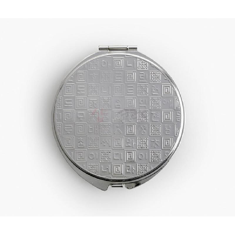 금속 재질 원형 케이스 위에 은백색 훈민정음 자음 문양을 격자 형태로 양각한 손거울. 금속 재질 원형 케이스 위에 은백색 훈민정음 자음 문양을 격자 형태로 양각한 손거울.