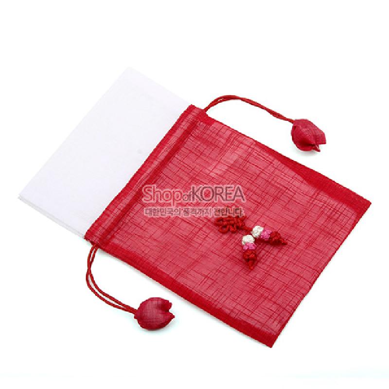 붉은 모시 천으로 제작된 반투명 주머니에 매듭 장식과 꽃봉오리 모양 끈 장식이 더해진 전통 복주머니.