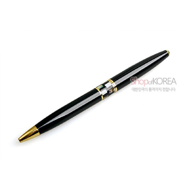 검은색 바디에 금속 골드 장식과 자개 상감 훈민정음 문양이 들어간 볼펜.