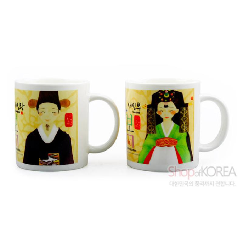 한복 차림 새신랑·새신부 일러스트와 한글 서체가 인쇄된 도자기 머그컵 세트. 한복 차림 새신랑·새신부 일러스트와 한글 서체가 인쇄된 도자기 머그컵 세트.