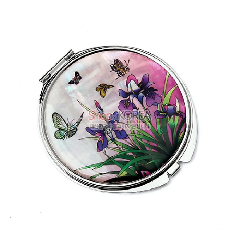 자개 바탕 위에 분홍·보라색 붓꽃과 나비 문양을 채색한 금속 테두리 손거울.