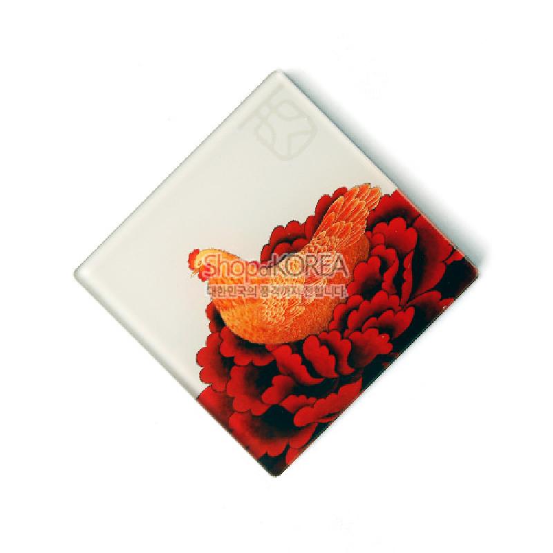 유백색 바탕 위에 붉은 모란꽃과 주황색 암탉 민화 문양을 섬세하게 채색한 사각 메모홀더.