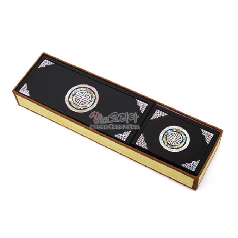 흑색 옻칠 위 자개 상감으로 문자문 원형 문양과 귀퉁이 장식을 넣은 직사각형 자동함 세트.