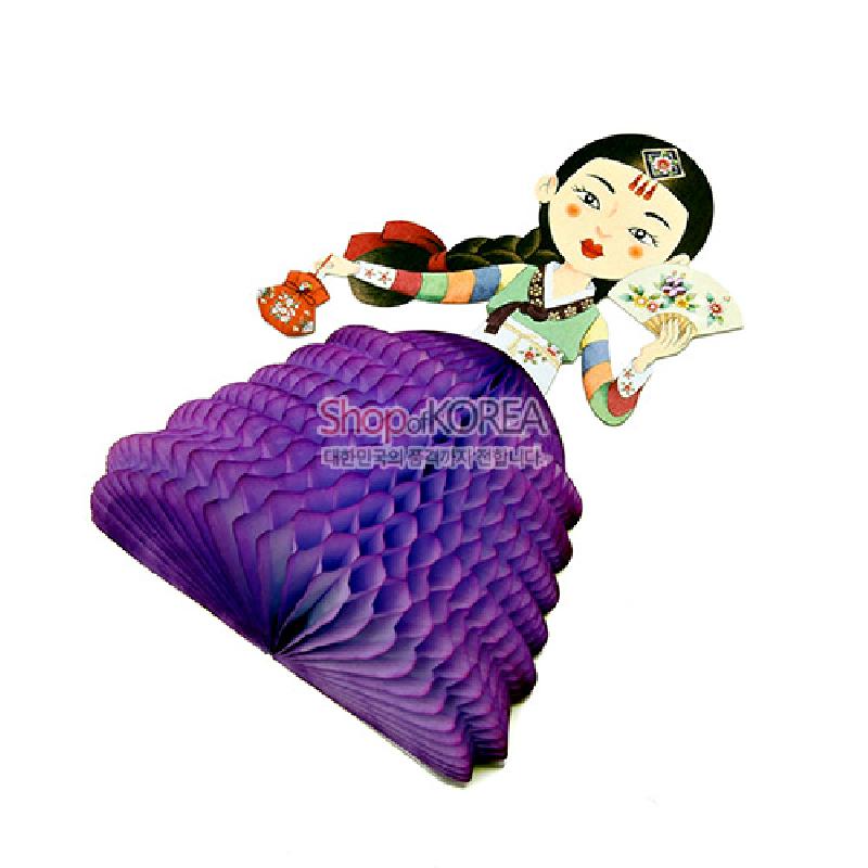 보라색 벌집 종이치마와 색동 소매, 자수풍선 문양 부채를 든 한복 아씨 형태의 입체 카드. 보라색 벌집 종이치마와 색동 소매, 자수풍선 문양 부채를 든 한복 아씨 형태의 입체 카드.