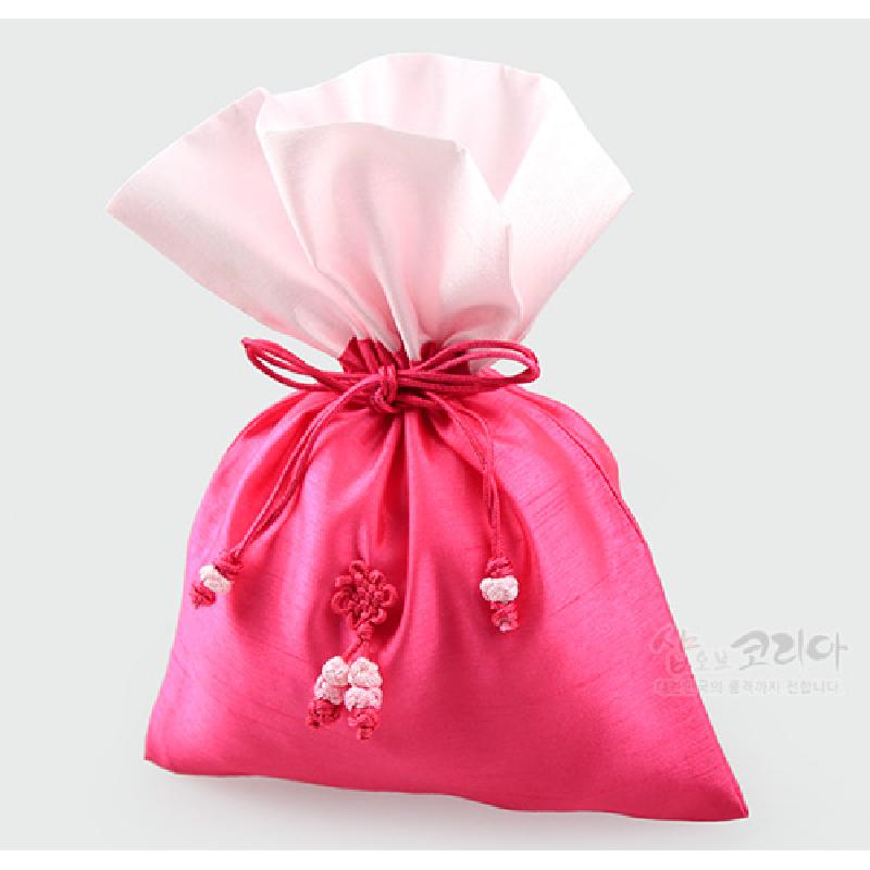진분홍색과 연분홍색 이중 비단천으로 제작된 복주머니, 전면 매듭 장식과 조개알 모양 매듭술이 달린 전통 매듭주머니.