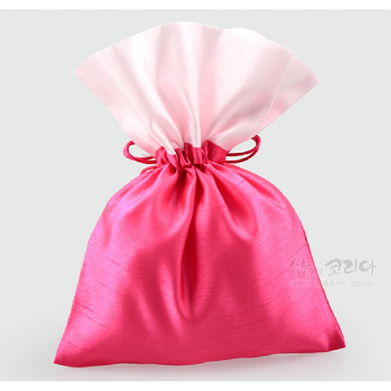 진분홍색과 연분홍색 이중 배색이 특징인 비단 재질 끈 조임식 전통 매듭주머니.