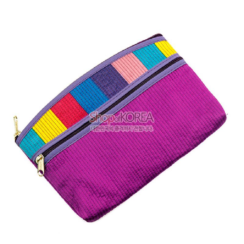 보라색 누비 천을 사용하고 윗부분에 노랑·빨강·파랑 등 색동 패치를 더한 지퍼 여밈 직사각형 티슈 지갑.