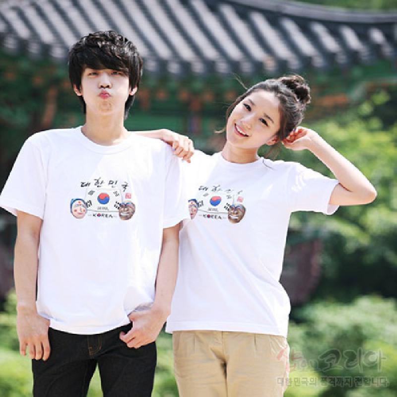 면 소재 흰색 티셔츠, 중앙 태극기와 탈 문양, 다채로운 색상의 3D 발포 프린트 장식.