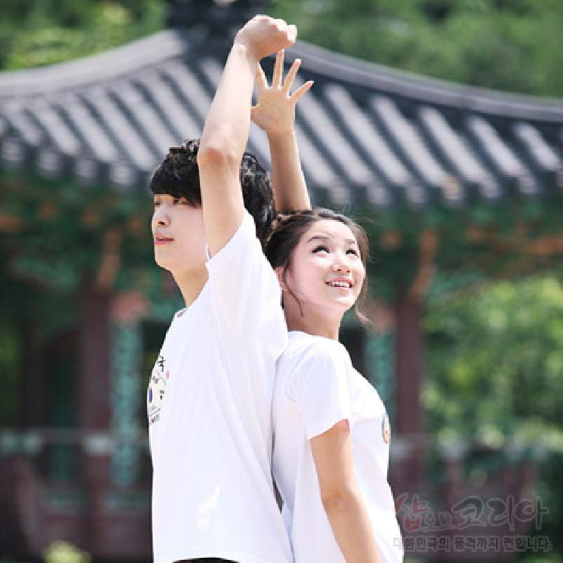 태극 문양과 전통 탈 그래픽을 3D 발포 기법으로 표현한 흰색 반팔 티셔츠.