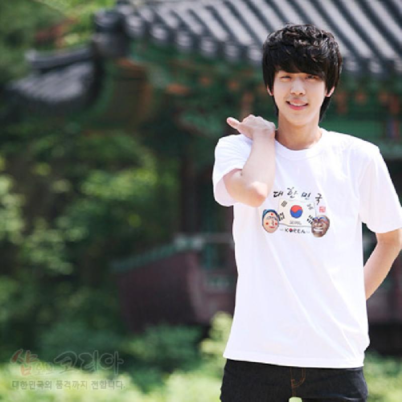 흰색 면 소재 위에 태극기와 전통 탈, 한글 문양을 다채로운 색상으로 인쇄한 3D 입체 발포 티셔츠.