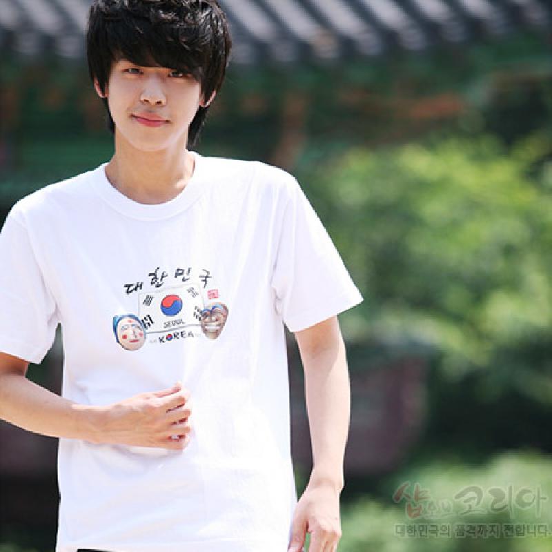 한글 레터링과 태극기 문양, 한국 전통 탈 일러스트가 전면에 인쇄된 흰색 반소매 티셔츠.