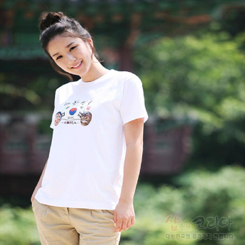 태극기와 전통 탈 문양이 전면에 인쇄된 흰색 면 소재 반소매 발포 프린트 티셔츠.