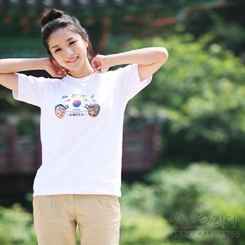 태극기와 서울 영문 레터링, 전통 탈 문양이 3D입체 발포 기법으로 인쇄된 흰색 반팔 티셔츠.