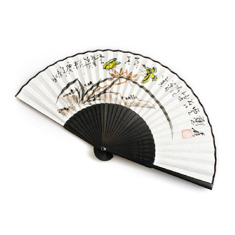 한지와 흑색 대나무 살대로 구성된 합죽선, 수묵 난초와 채색 나비, 먹색 글씨와 붉은 낙관이 조화를 이룬 전통 서화 문양 부채.