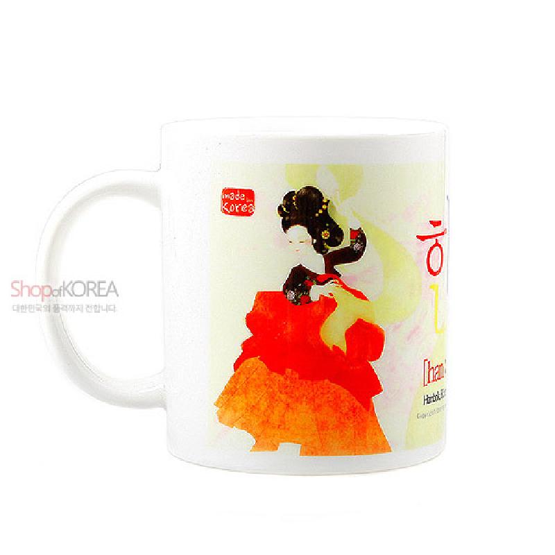 백자 재질의 머그컵에 화려한 한복을 입은 황진이 일러스트와 붉은·노란 색채 대비가 돋보이는 디자인.