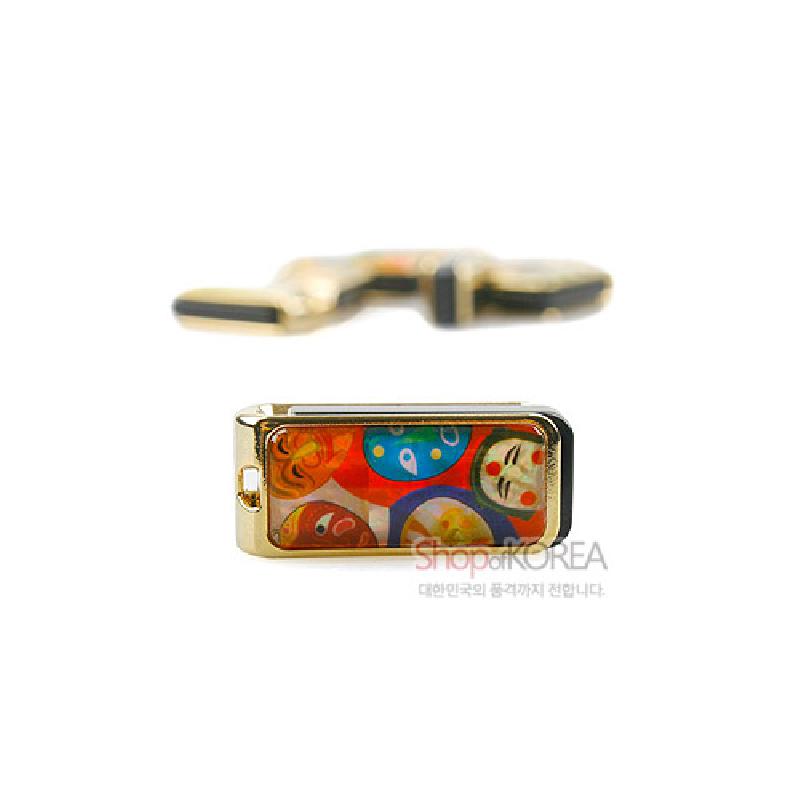 금속 바디에 다채로운 색감으로 표현된 하회탈 문양 장식이 있는 직사각형 USB 메모리. 금속 바디에 다채로운 색감으로 표현된 하회탈 문양 장식이 있는 직사각형 USB 메모리.