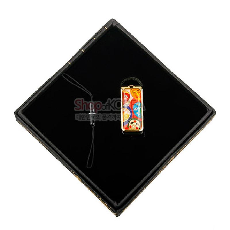 다채로운 색상의 하회탈 문양을 자개 상감으로 장식한 금속 USB 메모리. 다채로운 색상의 하회탈 문양을 자개 상감으로 장식한 금속 USB 메모리.