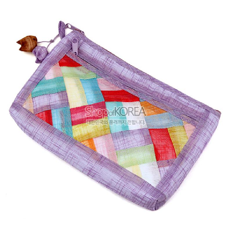 자색 모시 테두리에 다채로운 색상의 조각보 패치워크가 더해진 지퍼 여밈 파우치. 자색 모시 테두리에 다채로운 색상의 조각보 패치워크가 더해진 지퍼 여밈 파우치.