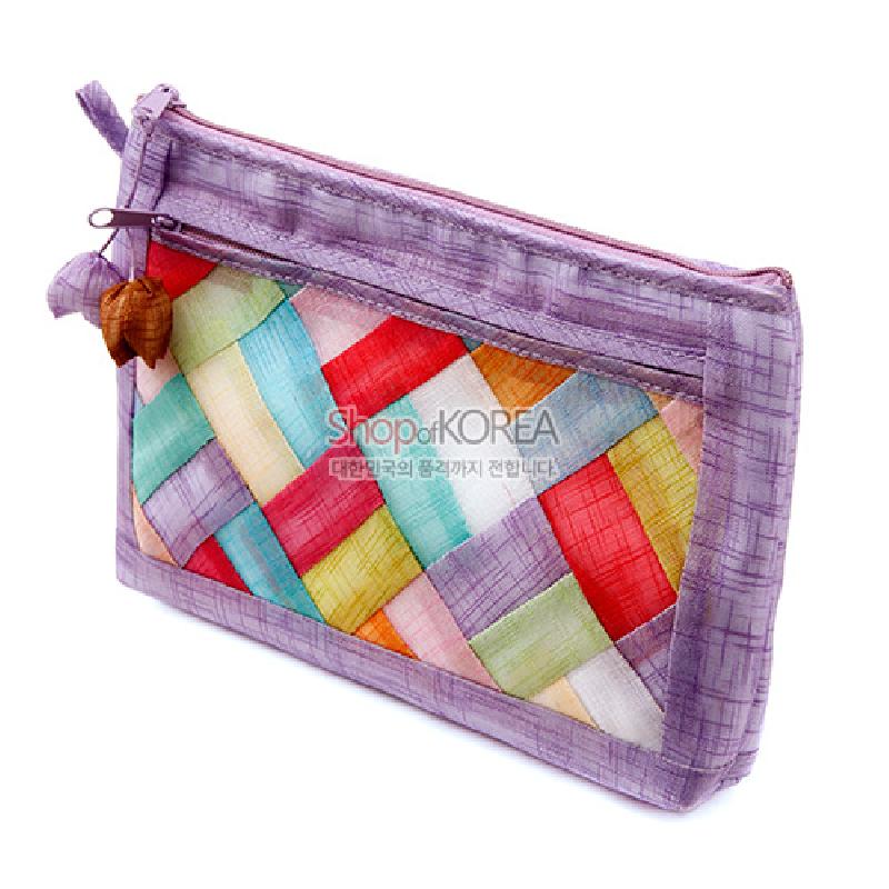 자색 모시 바탕에 다양한 색상의 조각보 누비 기법으로 꾸민 직사각형 파우치, 끈에 나무 장식 매듭 장식. 자색 모시 바탕에 다양한 색상의 조각보 누비 기법으로 꾸민 직사각형 파우치, 끈에 나무 장식 매듭 장식.