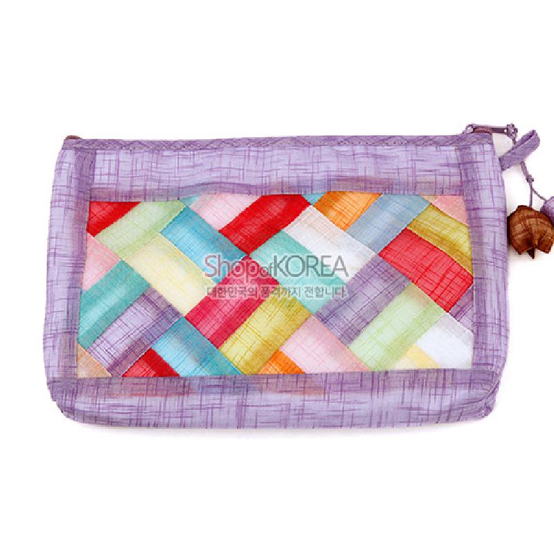 연보라색 모시 원단에 다채로운 색상의 조각보 패치워크가 더해진 직사각형 파우치, 끈 끝 나무 장식 특징. 연보라색 모시 원단에 다채로운 색상의 조각보 패치워크가 더해진 직사각형 파우치, 끈 끝 나무 장식 특징.