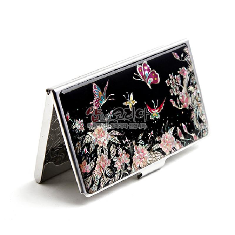 검은 바탕 위 자개 상감 기법으로 목단꽃과 형형색색 나비 문양을 장식한 금속 명함집.