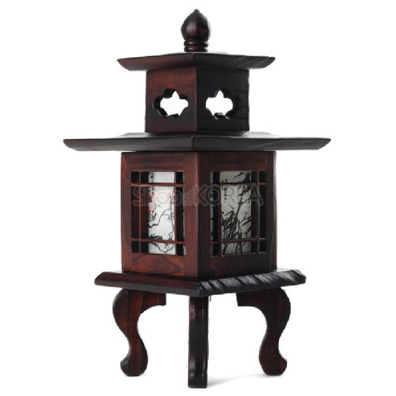 짙은 갈색 목재로 제작된 이층 구조 좌등, 창살무늬와 흑백 수묵화 문양 종이 조합이 특징인 조명 인테리어 소품.