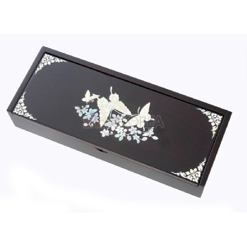 필함 상단에서 본 모습. 당초문 테두리 안에 나비 두 마리와 청색 꽃이 섬세하게 상감됨.