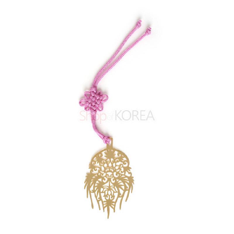 금장 금속으로 왕비관 형태를 섬세하게 투각한 장식과 분홍색 전통 매듭끈이 조화된 책갈피.