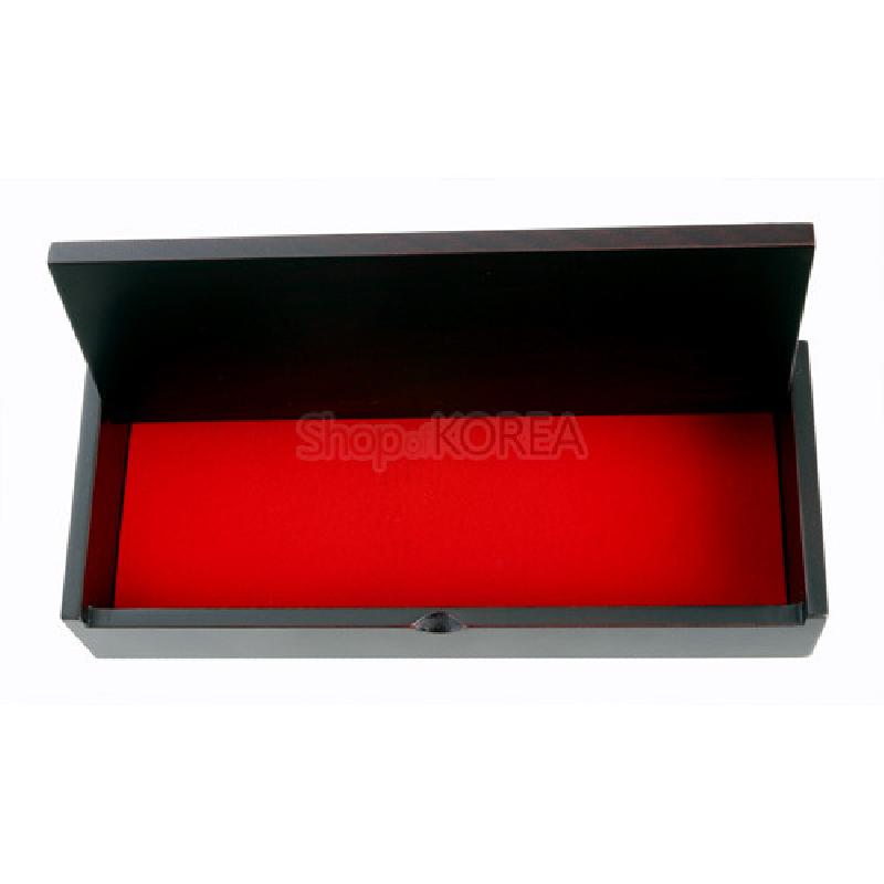 필함 내부를 보여주는 이미지. 열린 뚜껑과 붉은 벨벳 내장재로 마감된 필기구 수납공간.