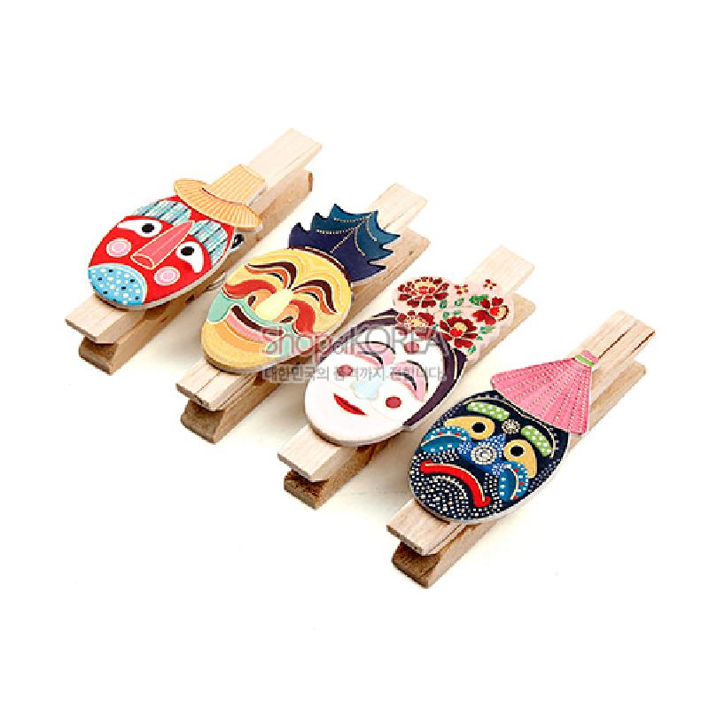 나무 집게 위에 부착된 다채로운 색상의 탈 모양 장식, 전통 인물과 꽃무늬를 아크릴 채색으로 표현한 메모 자석 집게 세트.