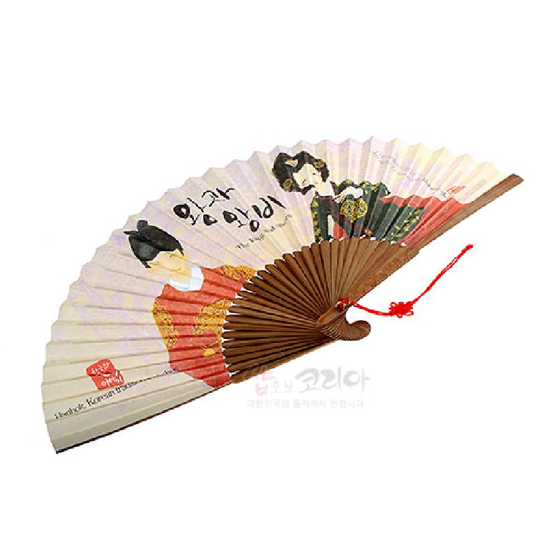 왕과 왕비 한복 일러스트가 인쇄된 종이 부채, 나무살 구조와 붉은 매듭끈 장식이 특징인 전통 스타일 부채.