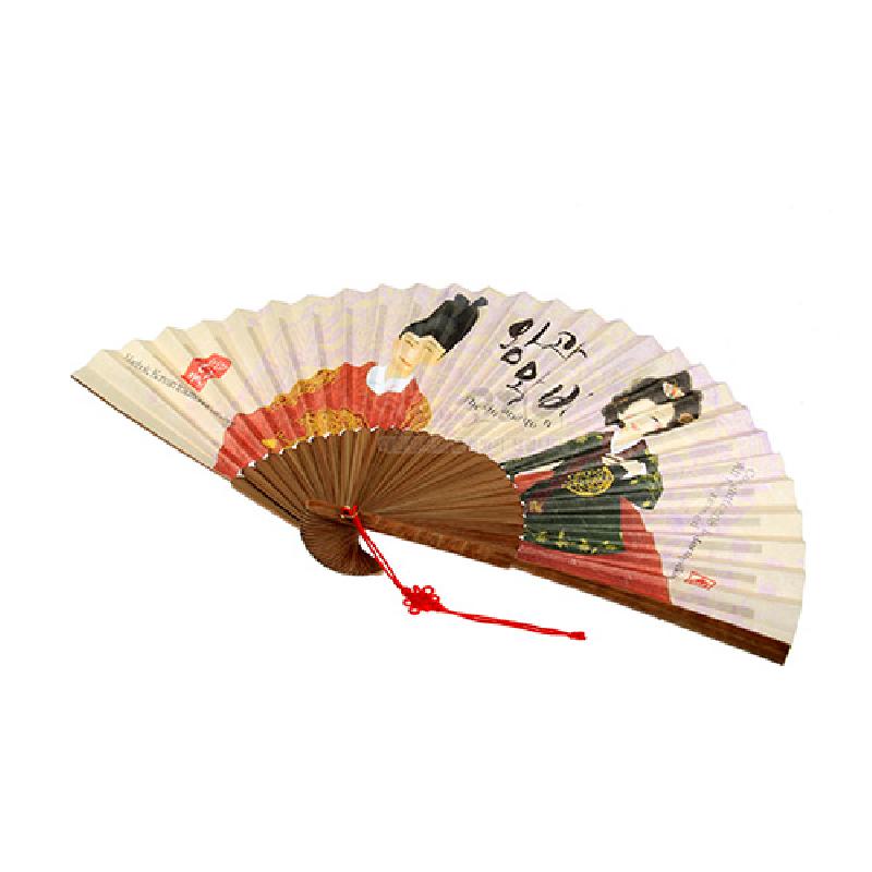 나무살과 종이로 제작된 접이식 부채, 화려한 붉은·녹색 궁중 복식의 왕과 왕비 일러스트 및 붉은 매듭 끈 장식.