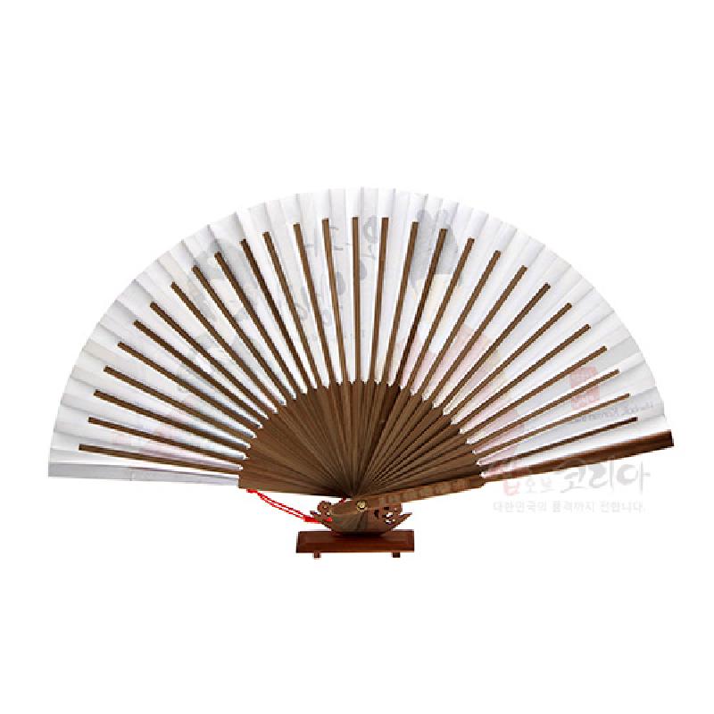 흰 종이와 원목 살대로 구성된 접선, 은은한 왕과 왕비 인물 문양과 붉은 끈 장식이 어우러진 디자인.