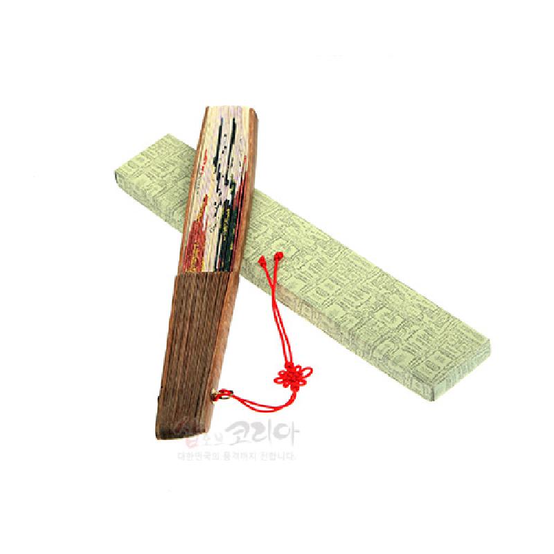 나뭇결이 살아 있는 목재 손잡이와 전통 복식 인물 문양 채색, 붉은 매듭끈 장식이 어우러진 접이식 부채.