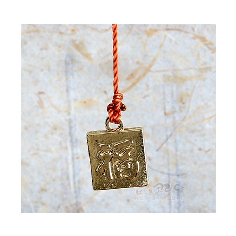 황금빛 금속 사각판에 복(福)자 음각 문양이 새겨진 장식, 주황색 매듭 끈 장식의 문종.