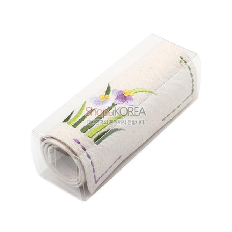 광목 소재에 보라색 난초와 초록 줄기 자수를 놓고 가장자리에 연보라 선을 더한 식탁보. 광목 소재에 보라색 난초와 초록 줄기 자수를 놓고 가장자리에 연보라 선을 더한 식탁보.