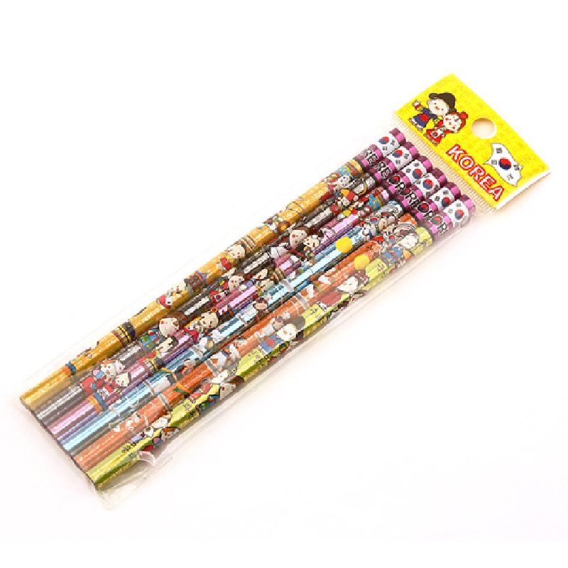 원목 연필에 컬러 인쇄 기법으로 연날리기, 제기차기 등 전통놀이 캐릭터 문양을 그린 6종 세트.