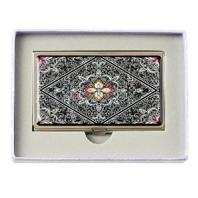 자개 상감 기법으로 연꽃잎과 화려한 문양을 표현한 금속 명함집, 흑색 바탕에 오색 자개 빛깔이 돋보이는 디자인.