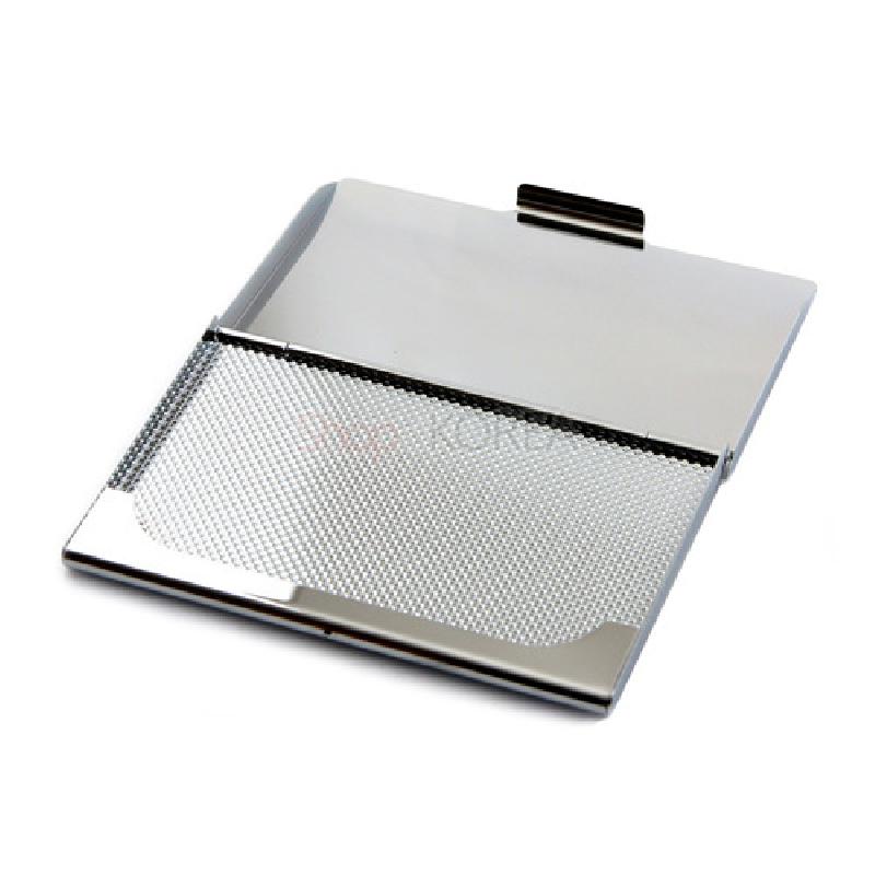 은색 메탈 재질, 전면 미세 격자 패턴과 매끈한 광택 대비가 특징인 슬림 명함집.