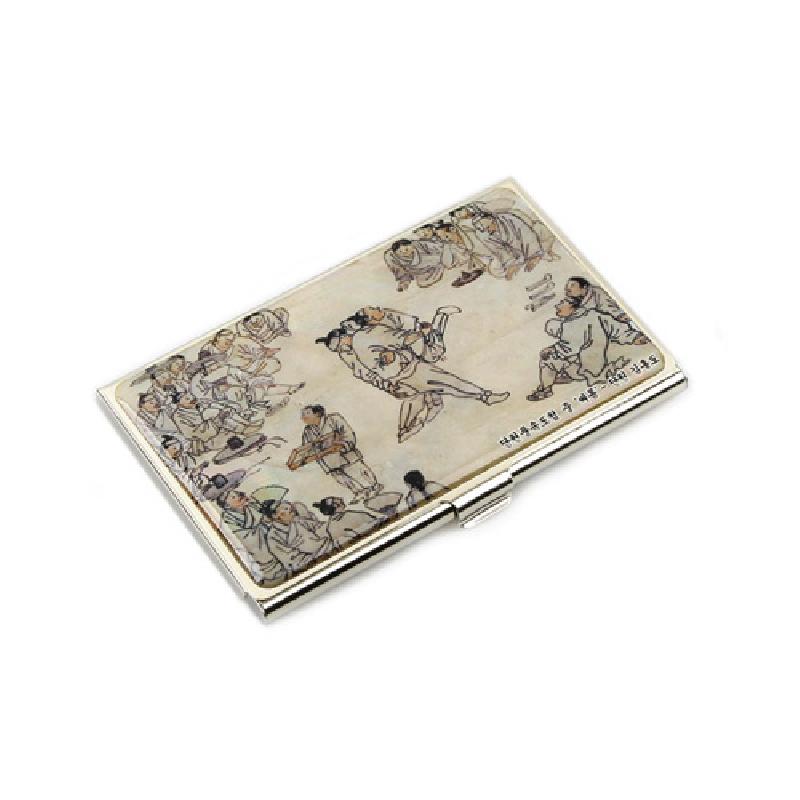 금속 테두리에 씨름 장면을 담은 전통풍 인물화가 인쇄된 명함집.
