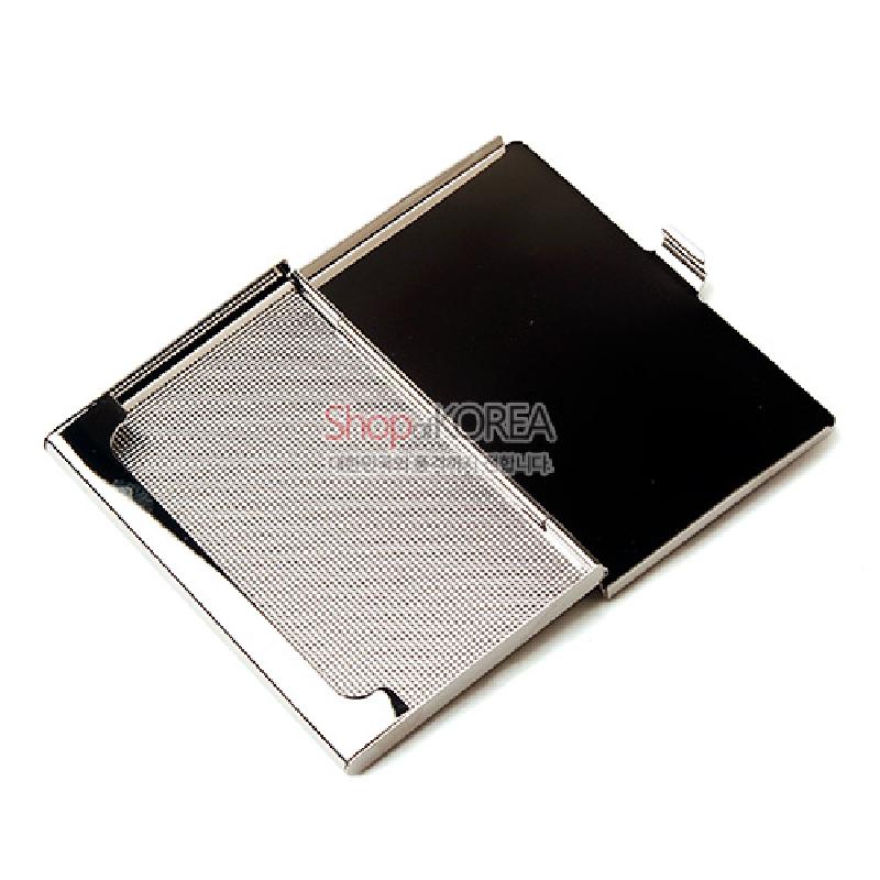 은색 금속 재질과 미세한 망사 패턴 전면, 검은 옻칠 느낌 배면이 대비되는 슬림형 명함집. 은색 금속 재질과 미세한 망사 패턴 전면, 검은 옻칠 느낌 배면이 대비되는 슬림형 명함집.