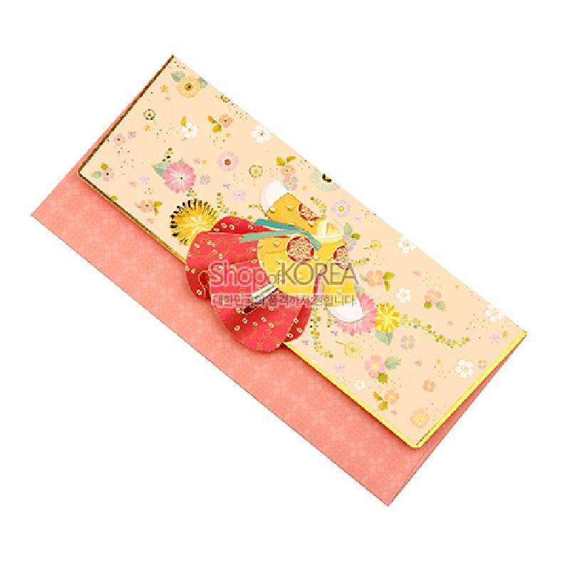 연분홍 바탕 위에 한복 입은 여인 입체 장식과 꽃문양 인쇄가 어우러진 장지 재질의 전통 돈봉투.