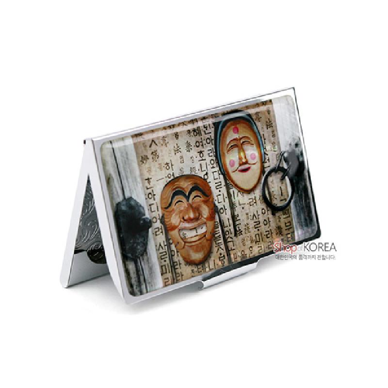 은색 금속 케이스에 하회탈 문양과 한글 서체 배경을 인쇄한 디자인의 명함케이스. 은색 금속 케이스에 하회탈 문양과 한글 서체 배경을 인쇄한 디자인의 명함케이스.